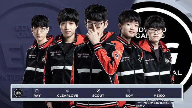 足球场上的 足球场上的