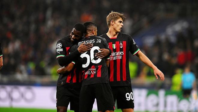 边后卫内收 边后卫内收